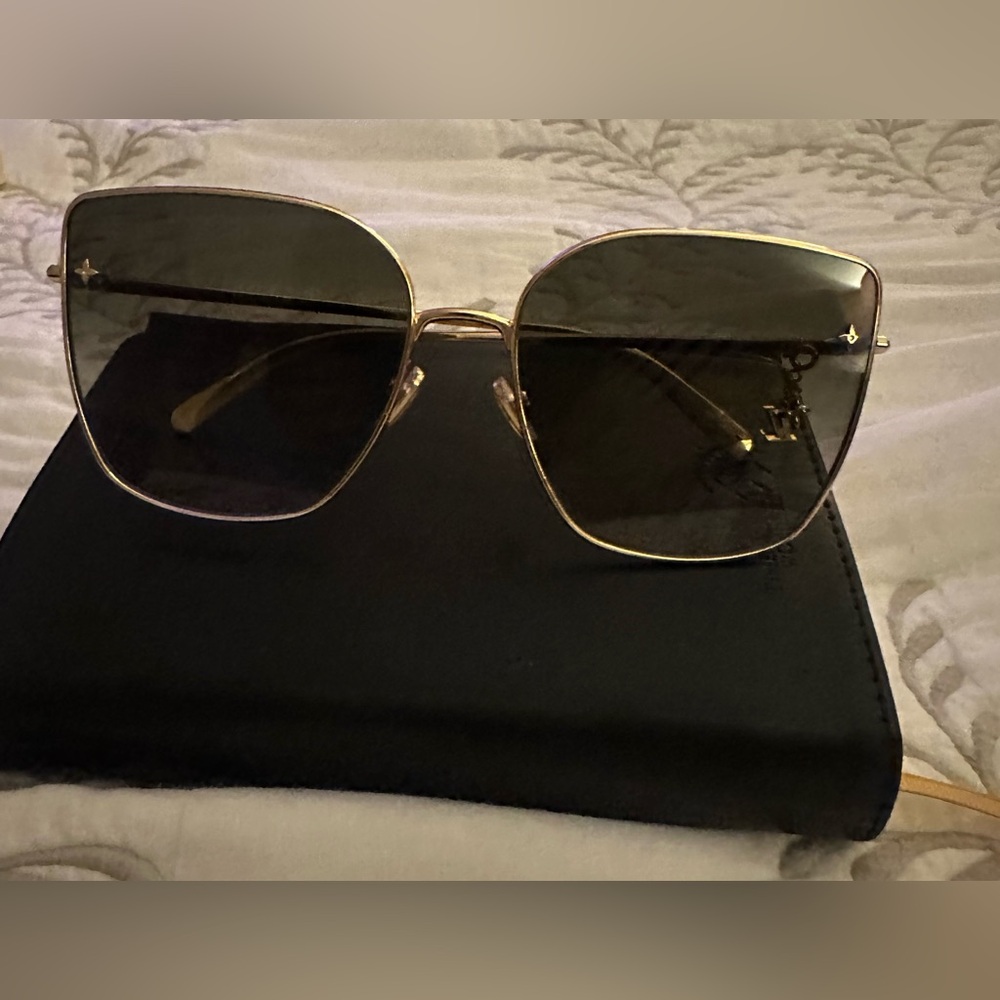 Louis Vuitton Gold and Black Cat Eye Sunglasses
With beautiful little charm . - Picture 3 of 9